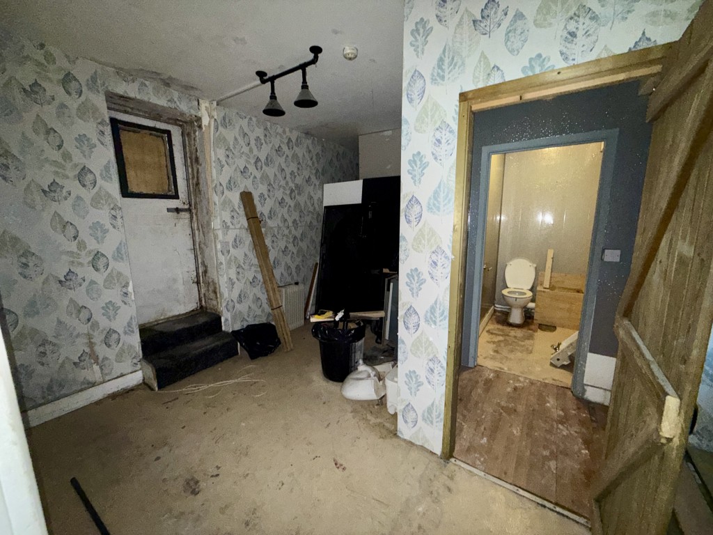 Lot: 171 - VACANT MIXED-USE PROPERTY IN TOWN CENTRE - Commercial rear area and toilet